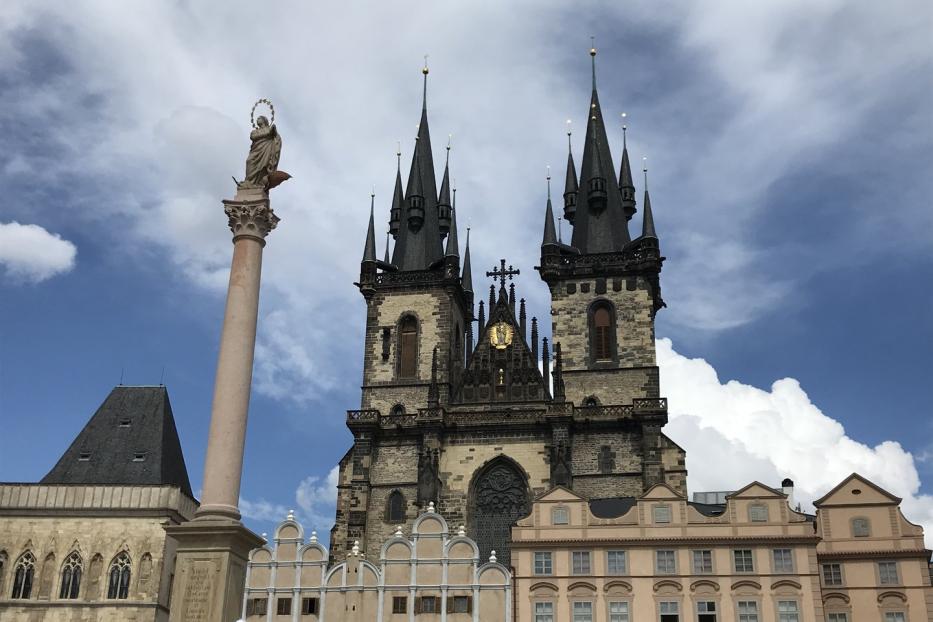 Die Mariensäule vor der Teynkirche: Der goldene Kelch über dem Portal wurde 2018 wieder angebracht – aus Respekt vor der hussitischen Tradition.