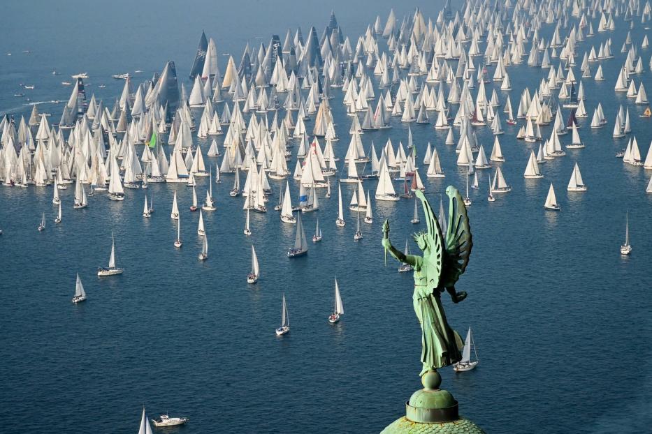 Im Oktober steigt die „Barcolana“, die größte Segel-Regatta der Welt. Tausende Dreiecke machen den Golf von Triest zu einem weißblauen Fleckerlteppich