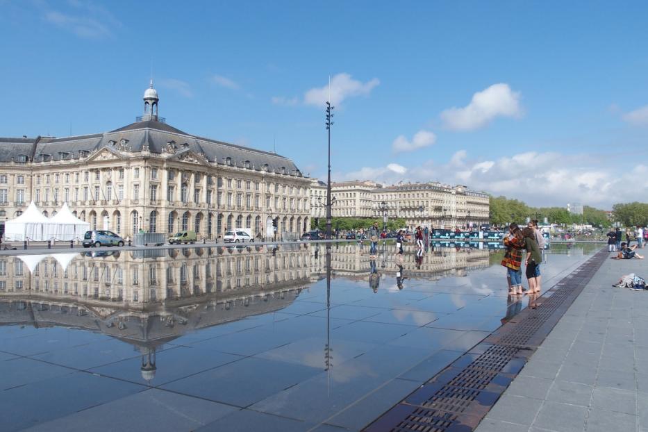 Der Miroir d’Eau sorgt zwischen Fluss und Innenstadt für außergewöhnliche Spiegeleffekte.