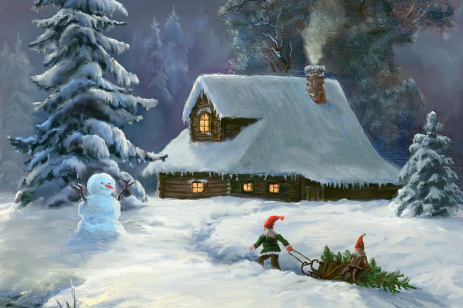 Zwei Wichtel ziehen einen Weihnachtsbaum auf einem Schlitten durch den Schnee vor einem Haus.