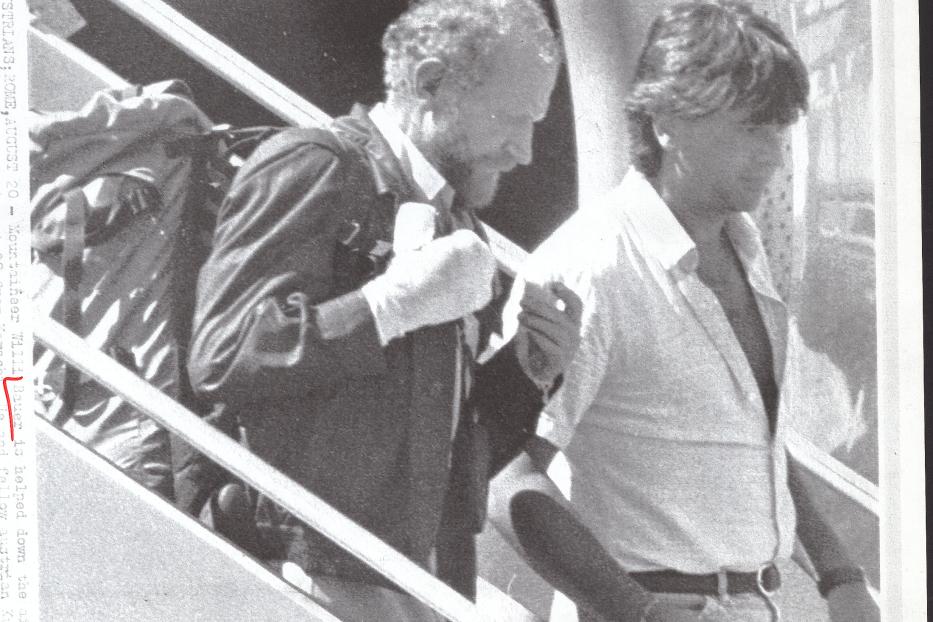 Der Bergsteiger Willi Bauer wird beim Verlassen des Flugzeugs unterstützt.