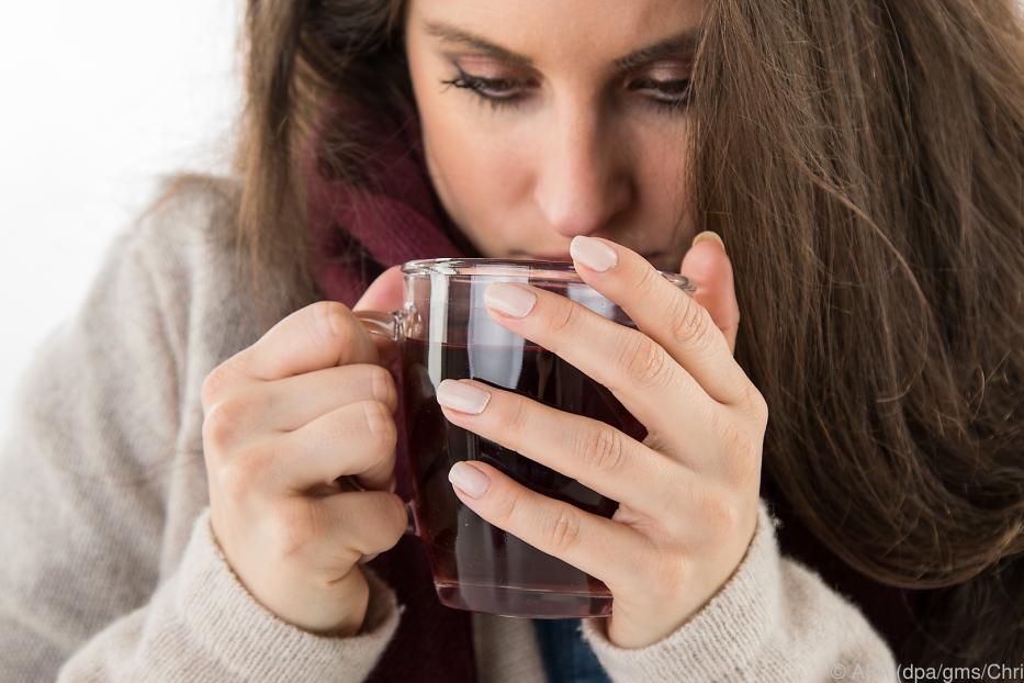 Wer Halsschmerzen hat, sollte auf jeden Fall viel trinken