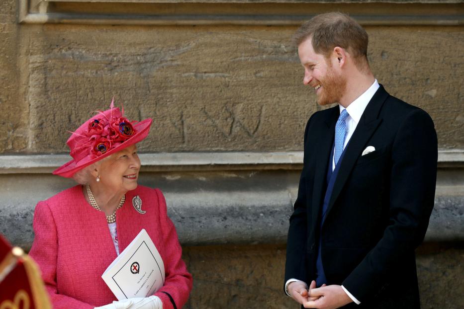 Queen Elizabeth II und Prinz Harry lächeln sich an