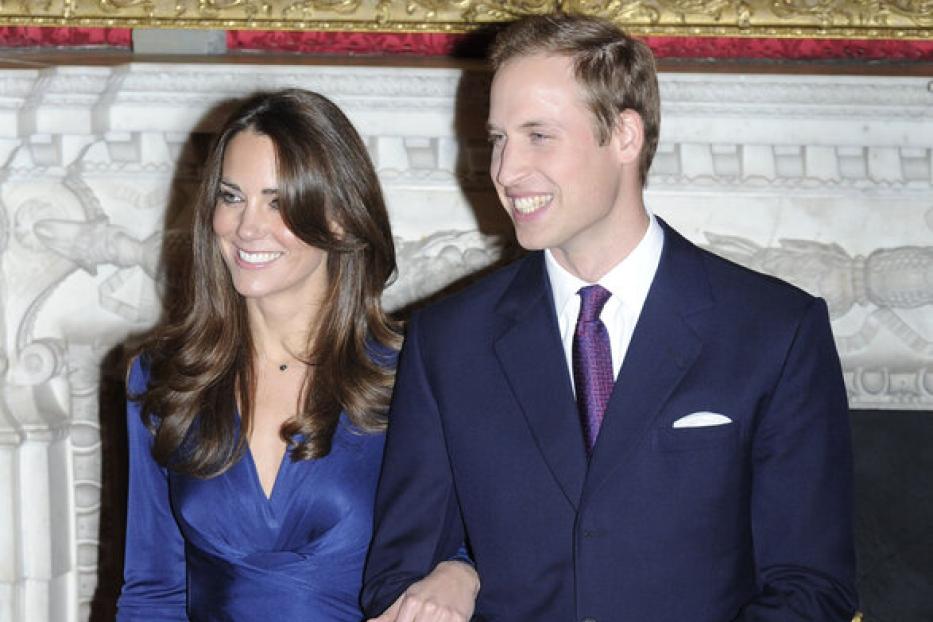 Das Paar zeigte sich hier offiziell bei der Bekanntgabe der Verlobung im Jahr 2010. Kate im blauen knielangen Kleid, William in einem dunklen Anzug.