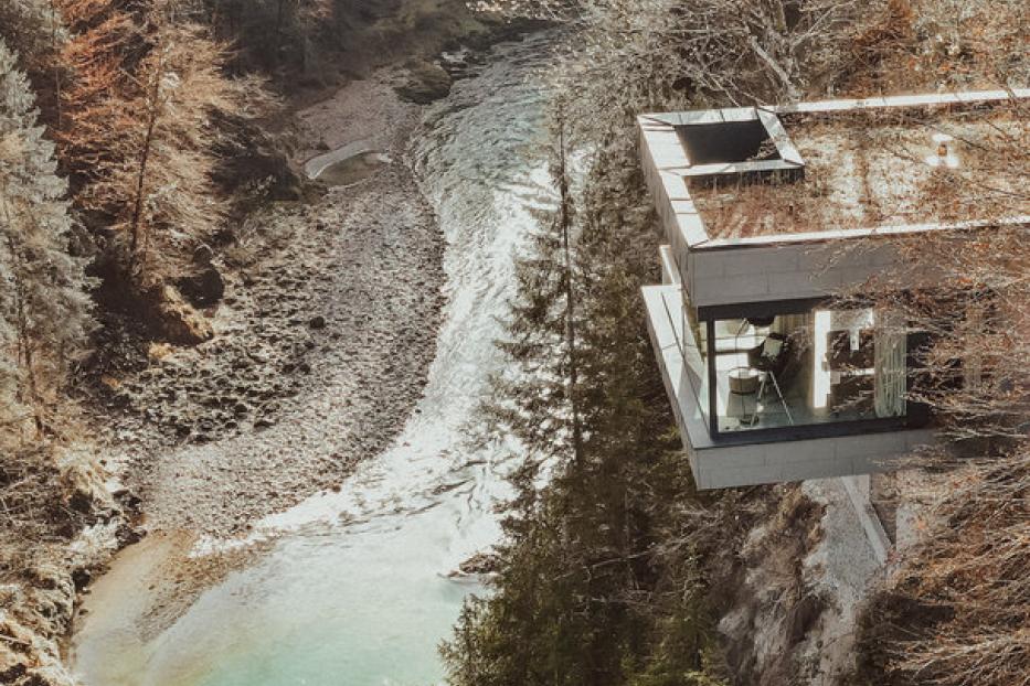 Die klare, moderne, fast kühle Einrichtung im „Haus Luft“ passt zum Ausblick: Der Wildfluss Salza braucht keine Schnörkel, und doch kann man den Blick kaum abwenden.