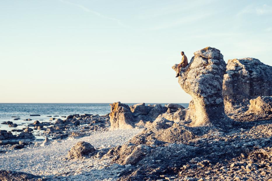 Weiter Blick über die Ostsee: Die Rauken – bis zu zehn Meter hohe Kalksteinsäulen – sind typisch für Gotland.