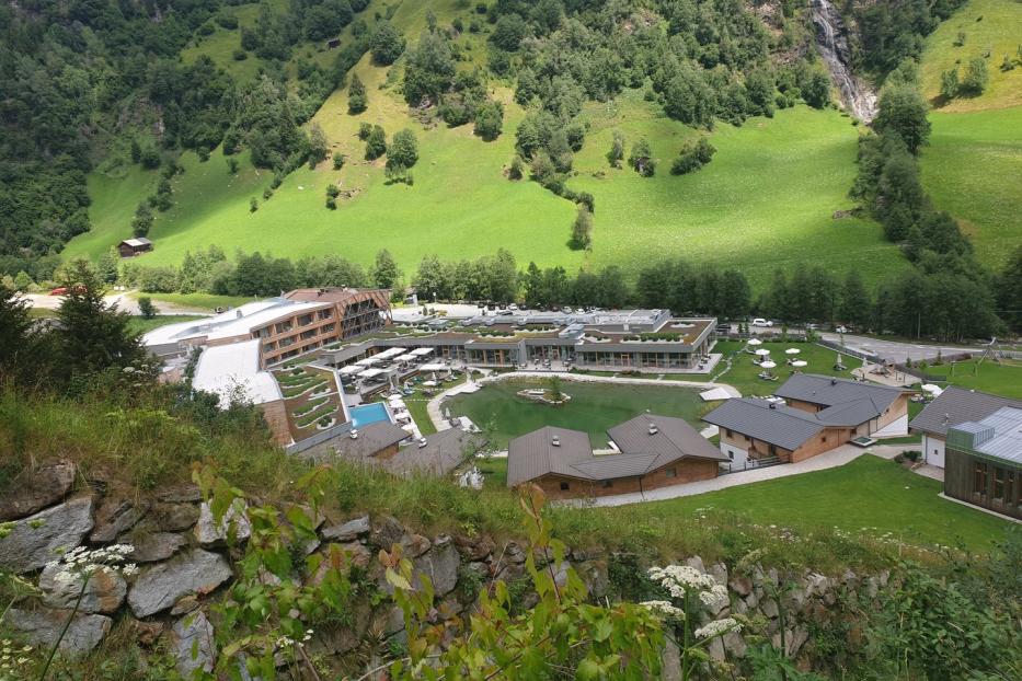 Erst kürzlich erbaut, sieht das Feuerstein jedenfalls nicht nach Hotelbunker aus. In der Mitte ein (kalter) See samt Floß, In- und Outdoor-Becken und Spielplätzen