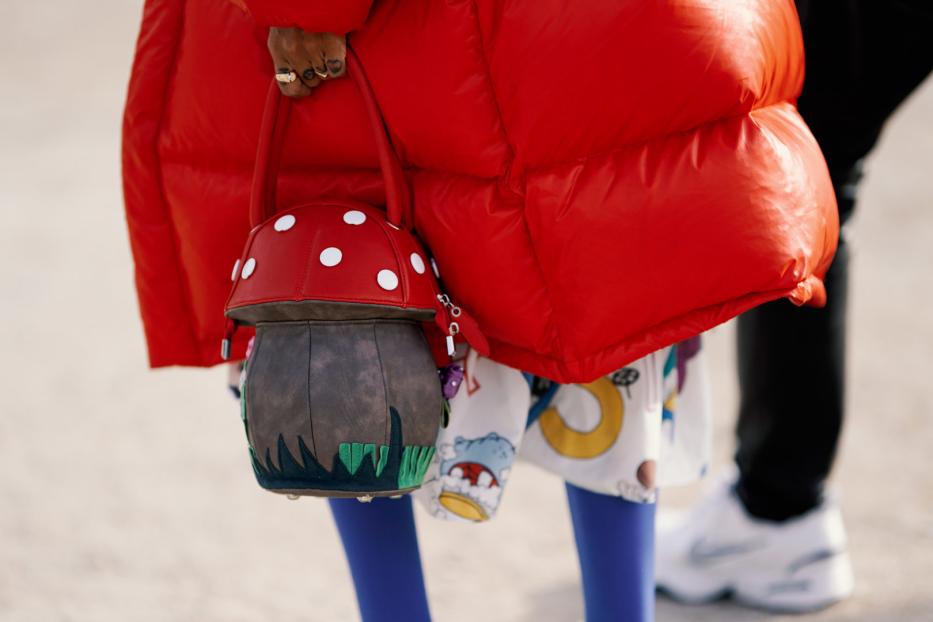 Modriger Streetstyle: Eine Frau in Paris trägt Fliegenpilz-Tasche