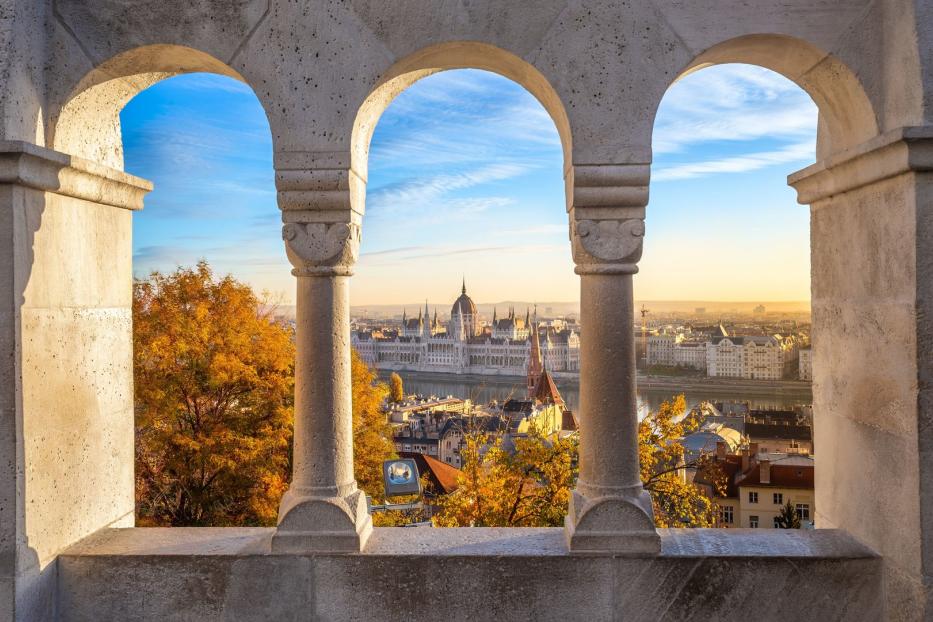 Blick von der Fischerbastei auf die Donau und das Parlament.