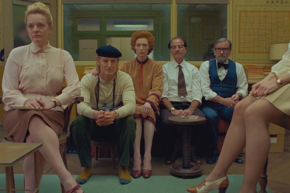 Wes Anderson zeigt im Film The French Dispatch einen einzigartigen Modestil, der mit vergangenen Epochen spielt