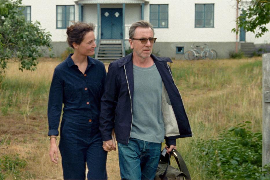 Vicky Krieps und Tim Roth als Filmemacher-Paar in „Bergman Island“ – derzeit im Kino.