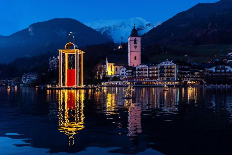 Die schwimmende Laterne mit dem Friedenslicht wurde zum Markenzeichen des Wolfgangsee-Advents