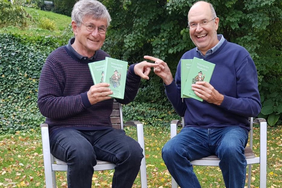 Verleger Ulrich Winkler-Hermaden und Autor Michael Staribacher (v. li.) mit dem Buch