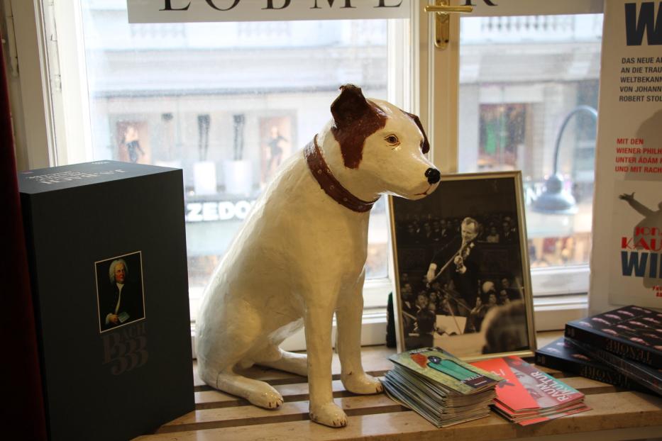 Historisches Logo: Der kleine Jack Russell, der in einen Grammophontrichter lauscht, steht im Laden.