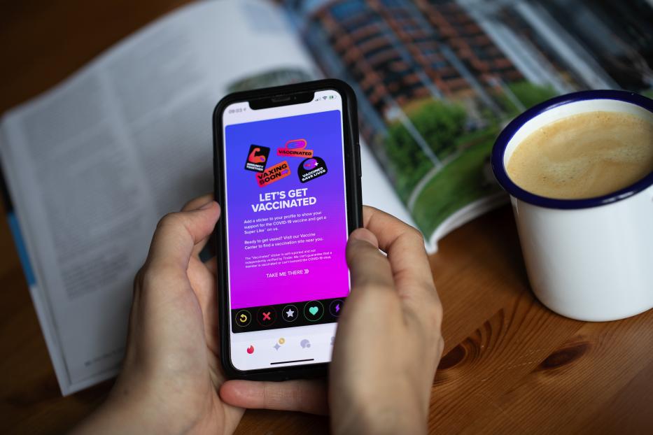Die Dating-Plattform Tinder zeigt jetzt auch den Impfstatus an.