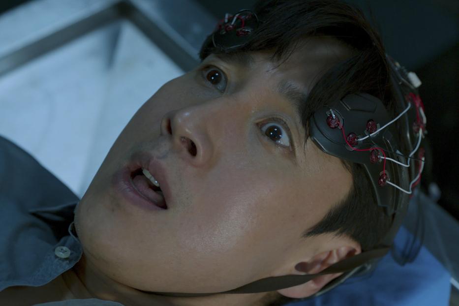 Lee Sun-kyun als „Dr. Brain“ zapft die Erinnerungen von Toten an und scheut auch nicht vor Katzen zurück