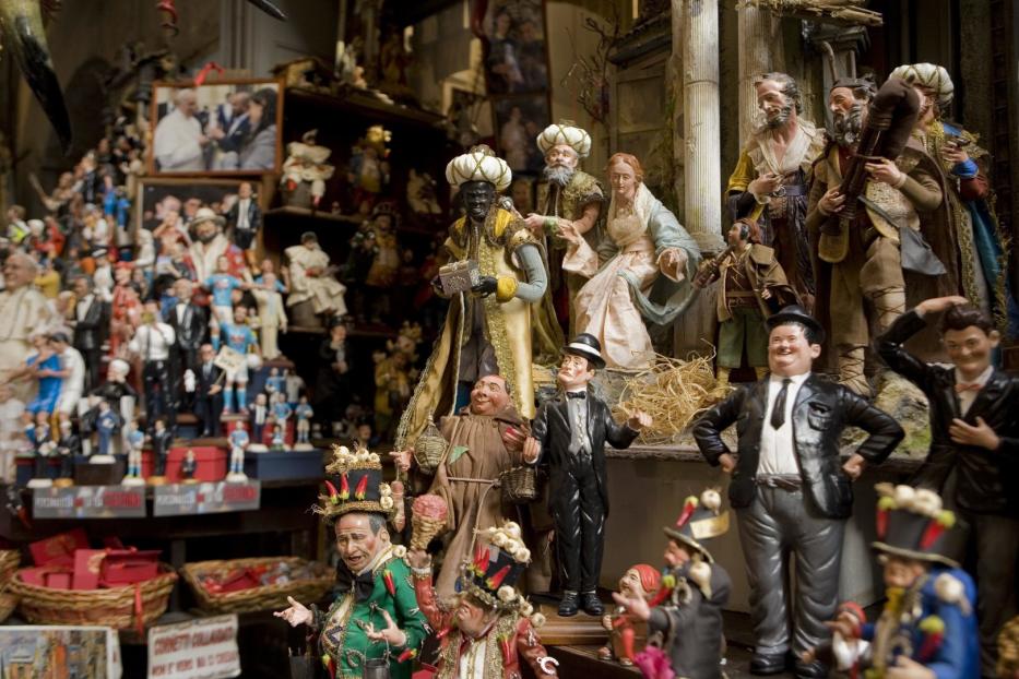 In der Via San Gregorio Armeno ist die katholische Kirche nur eine von vielen Inspirationen: Neben den Heiligenfiguren stehen auch komische wie Stan Laurel und Oliver Hardy