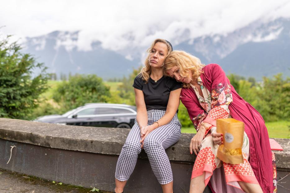 Bianca (Nina Proll, li.) holt in Tirol verstorbene Haustiere ab. In Folge 1 trifft sie auf Susi (Maria Furtwängler)