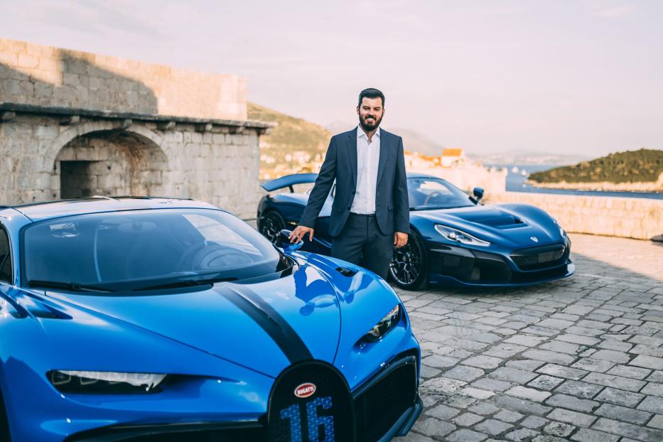 Mate Rimac zwischen einem Bugatti und einem Rimac Nevera (r.)