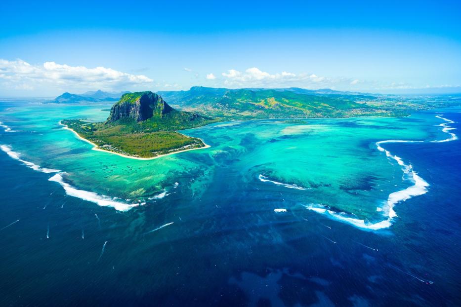 Der Berg Le Morne Brabant im Südwesten von Mauritius: Aus der Luft sieht man die Illusion eines Wasserfalls im Meer.