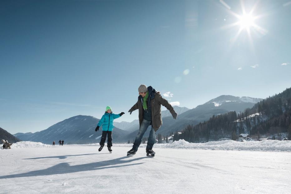 Der Weissensee West ist bereits behördlich zum Eislaufen freigegeben, der Weissensee Ost jedoch noch nicht.