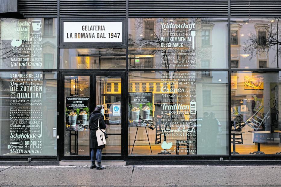 Neugierige Blicke: Noch ist die Gelateria La Romana geschlossen – am Freitag geht es aber los.