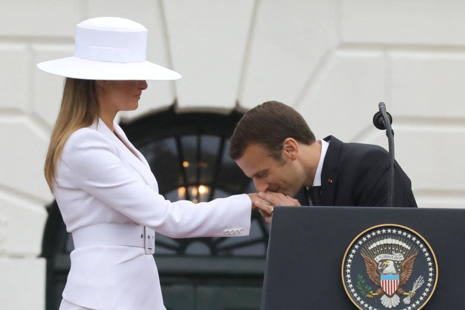 Mrs. Trump trug den weißen Hut am 24. April 2018 bei der Begrüßung von Präsident Macron im Weißen Haus