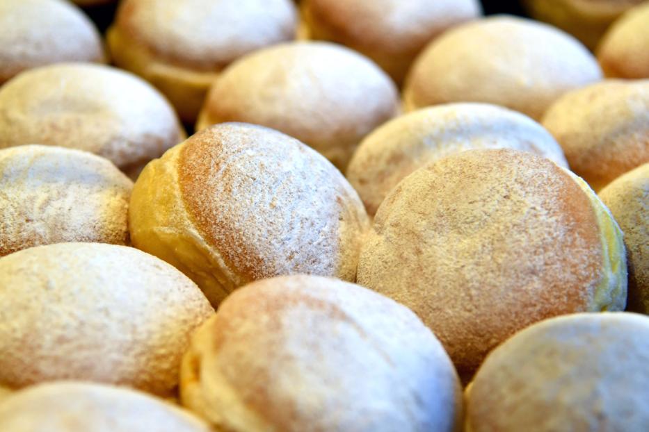 21 Krapfen mit Marillenmarmelade wurden getestet, es gab kein "Sehr gut"