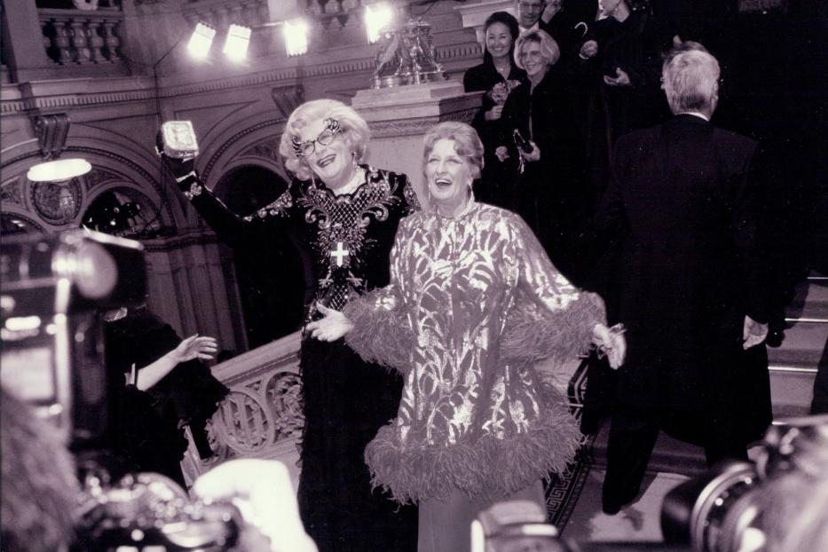 „Hallo Beutelratten!“ Dame Edna (Barry Humphries) 1996 mit Lotte Tobisch