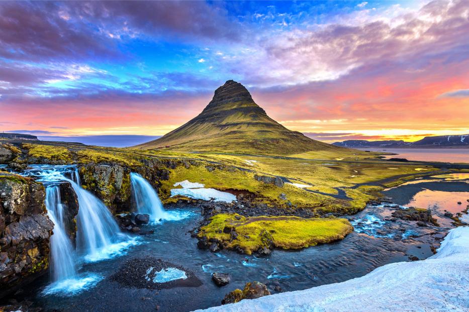 Kirkjufell im Westen ist einer der fotogensten Orte in Island, egal, ob bei Sonnenaufgang (wie im Bild) oder bei tanzenden Nordlichtern