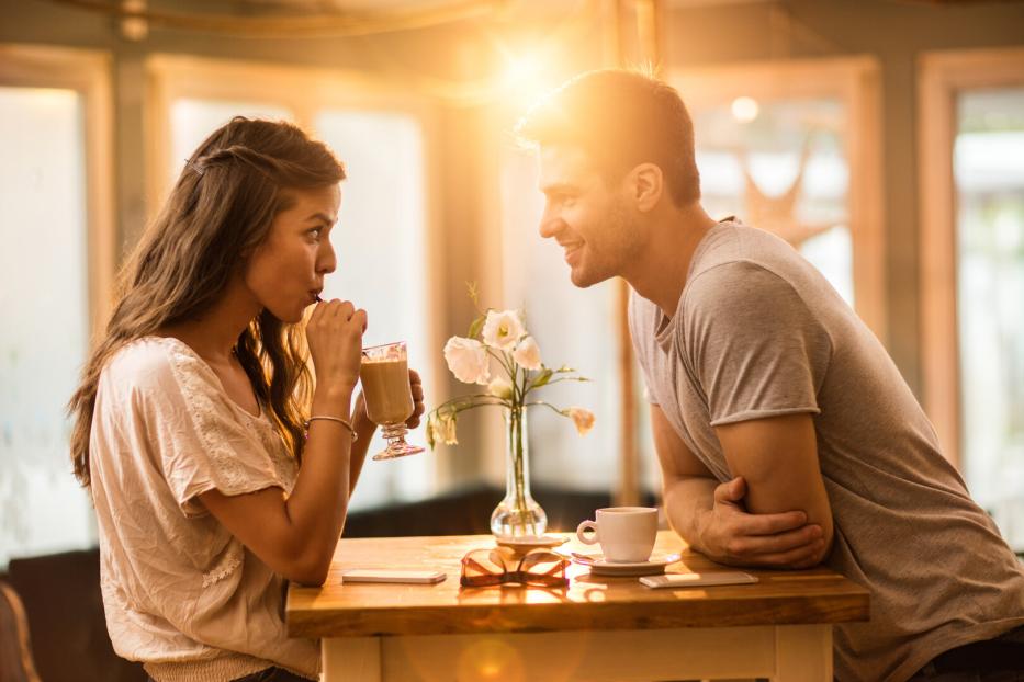 Frau und Mann bei einem Date