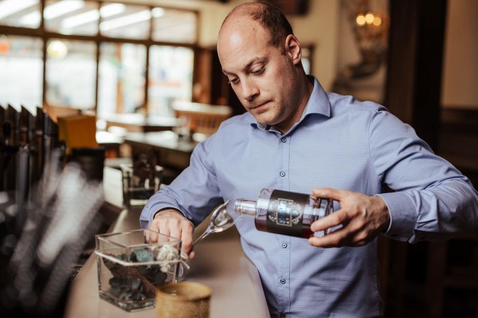 Patrick Zehethofer hat neuen Likör für die Amstettner "Stadtluft-Bar" kreiert 
