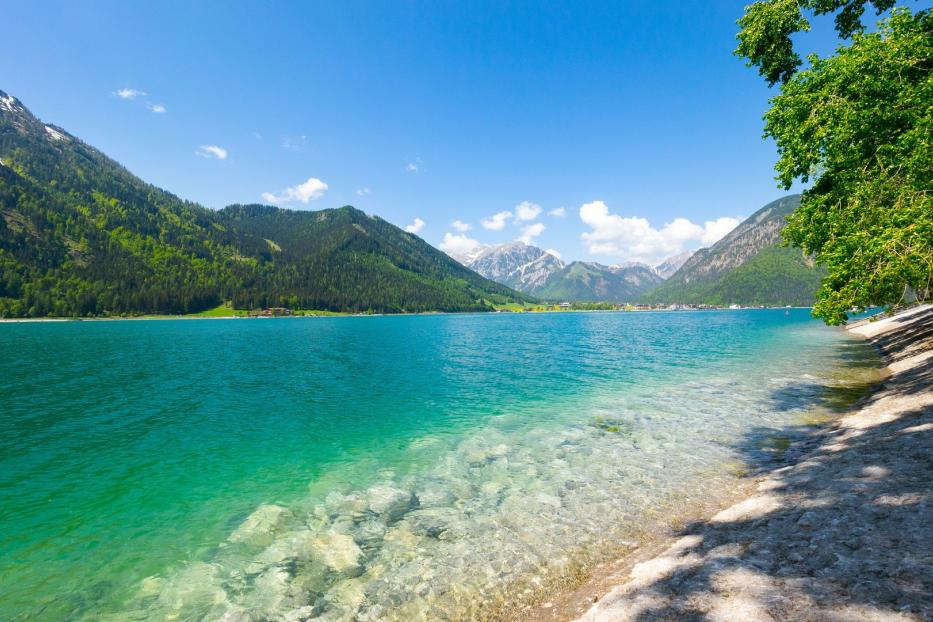 Das Wasser des Achensees erinnert manche an die Karibik – die Temperatur aber gar nicht