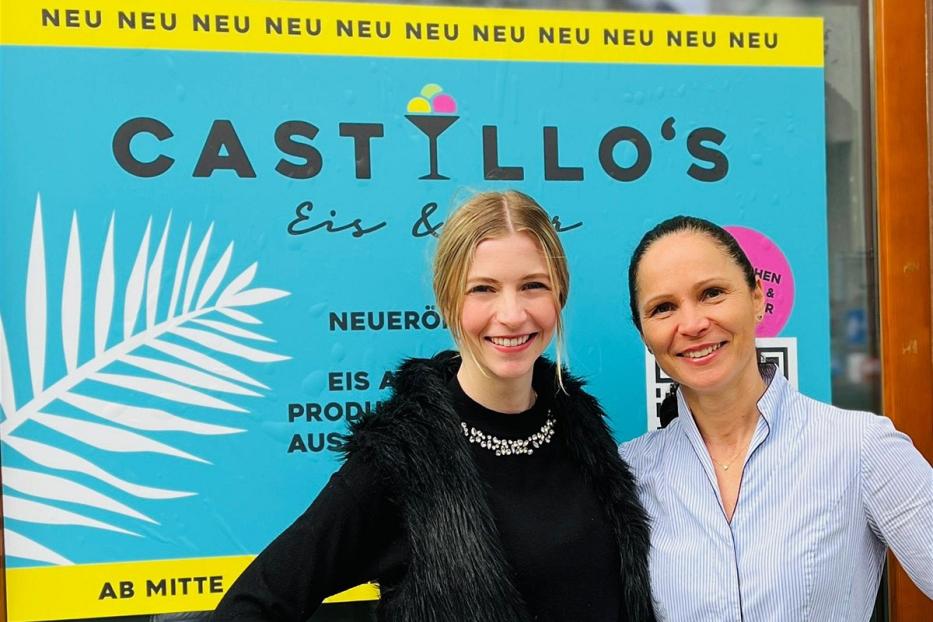 Melanie Castillo (rechts) und Tochter vor dem neuen Lokal.