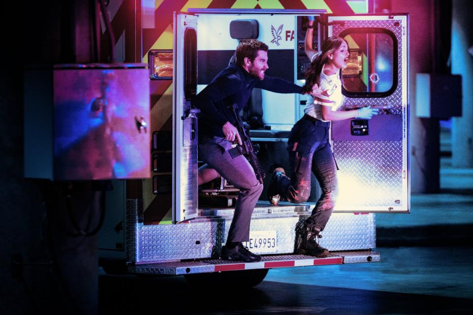 Ein Bankraub geht schief: Jake Gyllenhaal und Eiza González in &quot;Ambulance&quot;