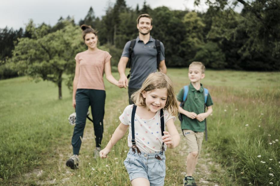 Familie beim Wandern