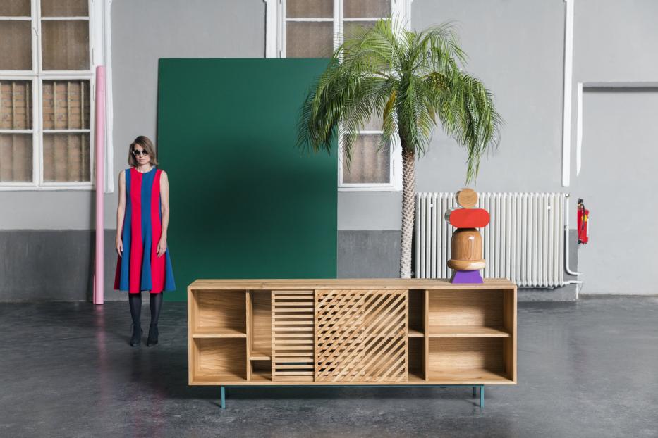 Anna Prinzhorn neben dem von ihr designten Massivholz-Sideboard &quot;Shadow&quot;