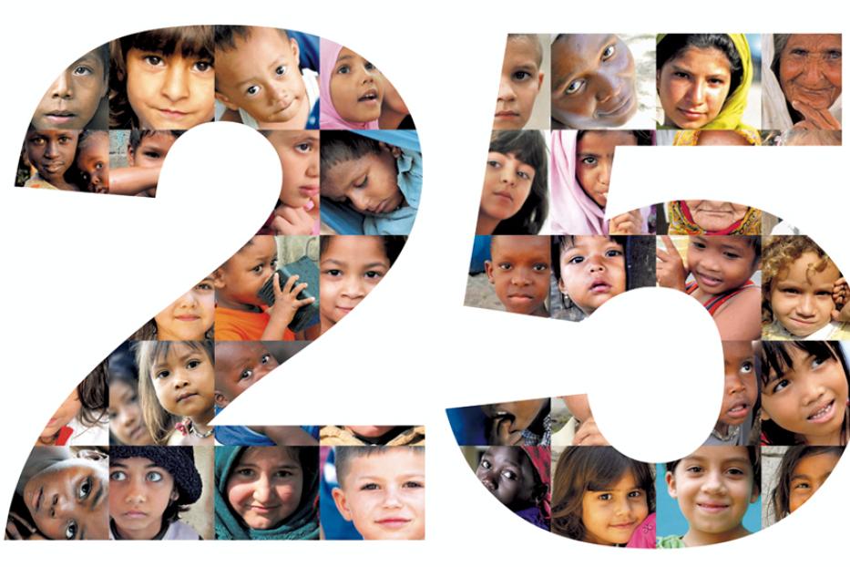 Die Zahl 25 gefüllt mit Porträts von Kindern unterschiedlicher Herkunft.