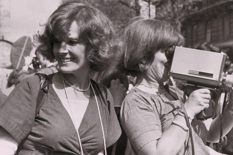 Delphine Seyrig (links) mit Iona Wieder auf einer Demonstration 1976: „Widerständige Musen“ in der Kunsthalle Wien (bis 4. September)