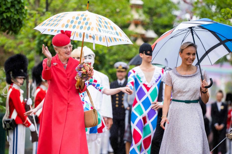 Königin Margrethe fröhlich bei den Feierlichkeiten zum 50. Thronjubiläum