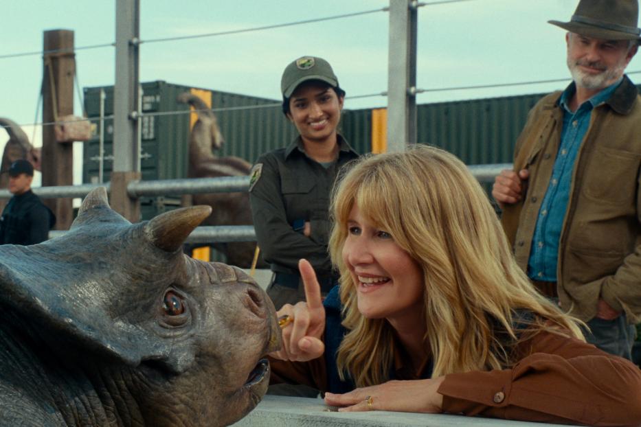 Laura Dern kehrt zurück in „Jurassic World: Ein neues Zeitalter“ – und nicht alle Dinos sind so herzig wie dieses Jungtier