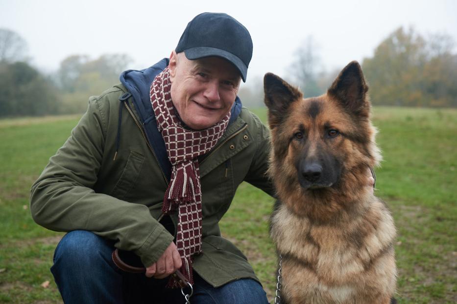 Der britische Stand-up-Comedian Dave Johns lernt beim Hundespaziergang eine Frau kennen