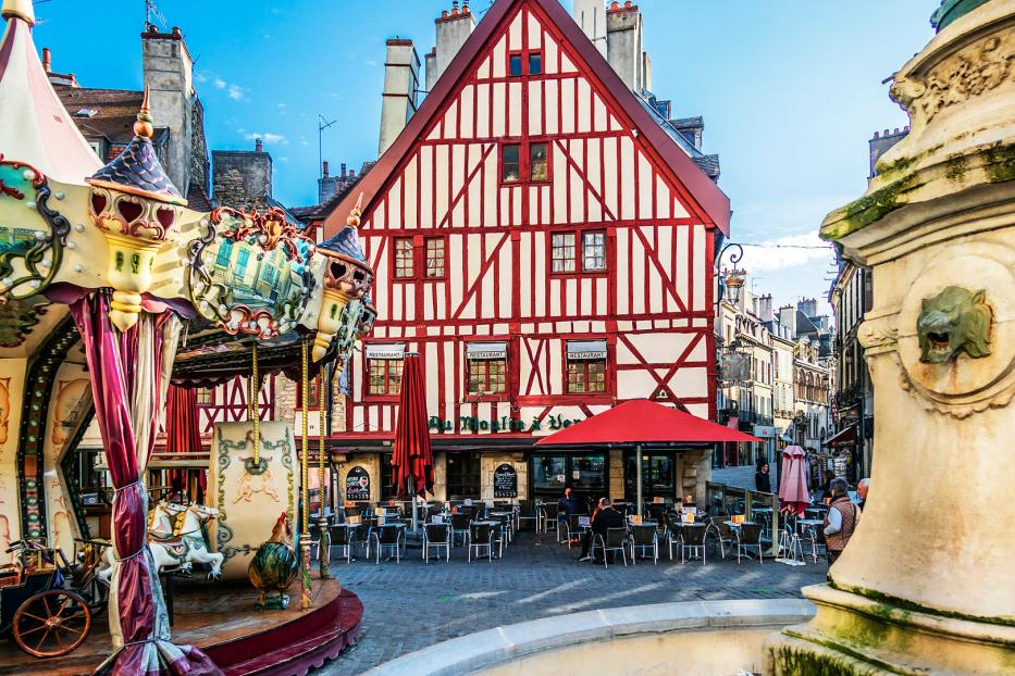 Fachwerkhäuser prägen das mittelalterliche Bild der Altstadt Dijons. Wie hier am Place François-Rude