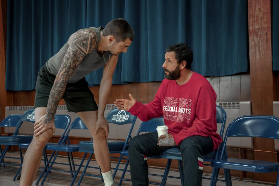 Adam Sandler (re.) hat einen neuen Basketball-Star, gespielt von dem Baseball-Player Juancho Hernangómez, gefunden