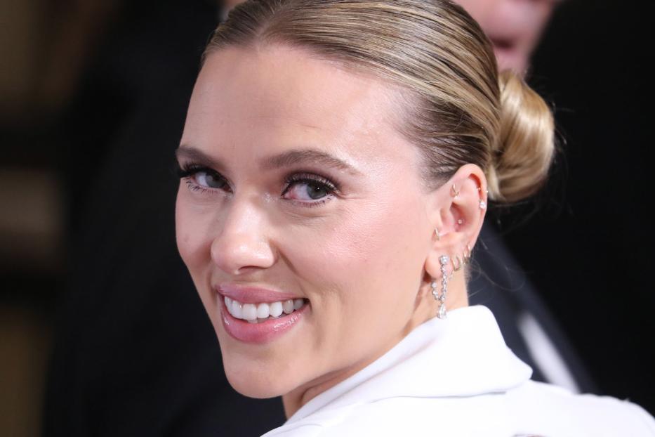 Schauspielerin Scarlett Johansson macht ihr Ohr zum Kunstwerk.