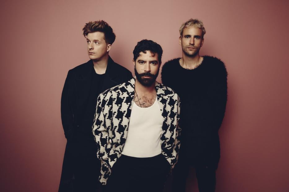 Foals: Die Band um Sänger Yannis Philippakis (Bildmitte) liefert Optimismus und Lebensfreude