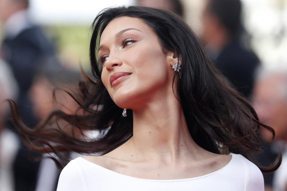 Bella Hadid trinkt keinen Alkohol mehr und bewirbt alkoholfreie Wellness-Getränke.