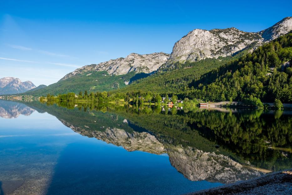 Blick über den Grundlsee, rechts der Backenstein, links im Hintergrund der Hohe Sarstein