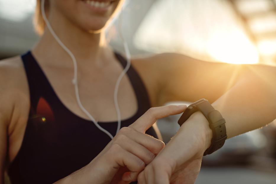 Frau schaut auf Smartwatch