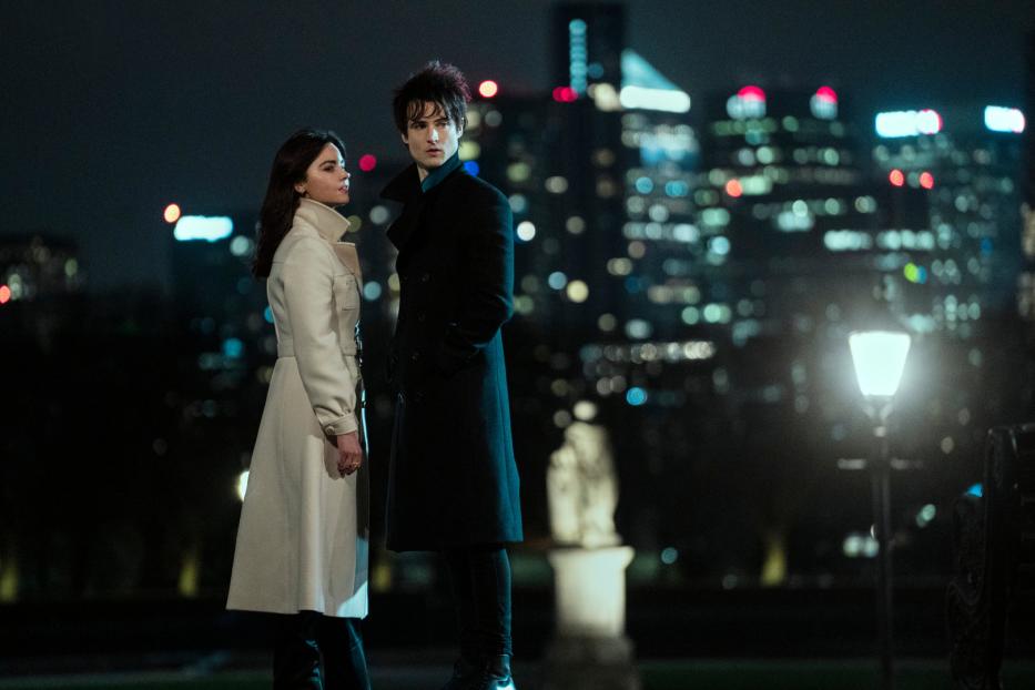 Jenna Coleman als „Johanna Constantine“, Tom Sturridge als „Dream“. Zu sehen bei Netflix